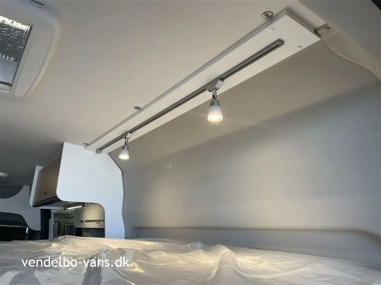 Billede 10 - 2024 - SunLight Cliff 601 Adventure Edition   Modellen under 6 meter med 2 x dobbeltseng i bag