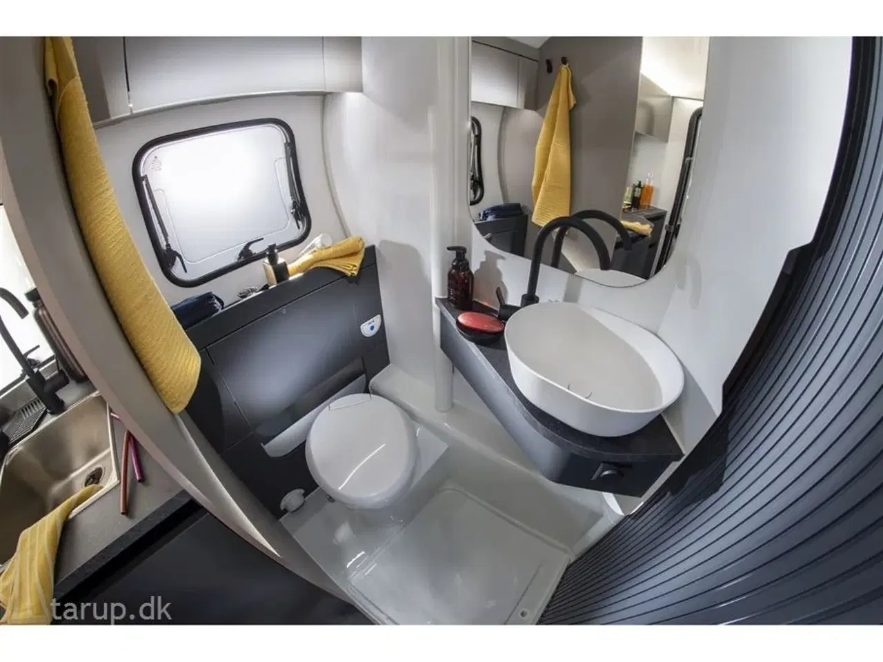 Billede 12 - 2026 - Adria Action 391 LH Sport   NY udgave!  Enkeltsenge m/sidehængt bord, 1500 kg. aksel, endekøkken, panorama-vindue, Combi 4E fyr (m/ el-patron), stor køle/ frys