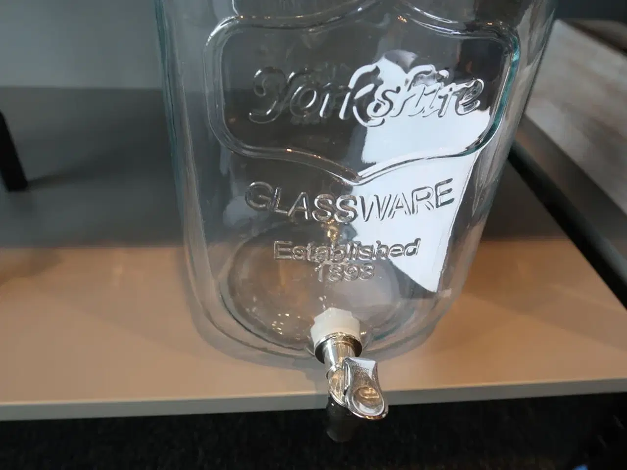 Billede 9 - Dispensere med taphane, tallerkener og fade
