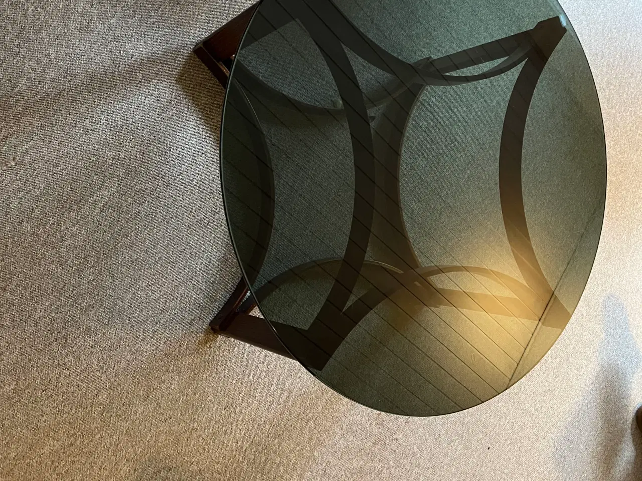 Billede 4 - Sofabord med stel i mørkt træ og tonet glasplade.