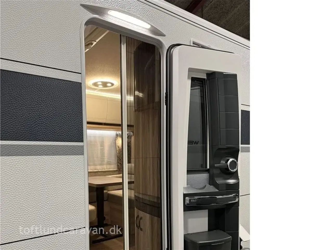 Billede 17 - 2024 - Hobby De Luxe 460 SFf   Sønderjyllands aut. HOBBY forhandler. Midter-placeret dobbeltseng! NU PÅ LAGER TIL OMGÅENDE LEVERING !