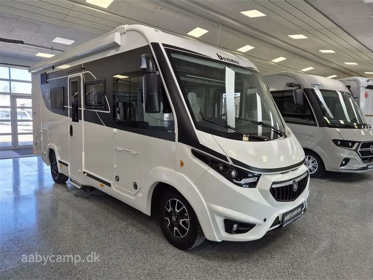 Billede 1 - 2023 - Benimar Amphitryon 983   Solceller. 2x Batterier. 2000w inverter. markise. A/C i bo-del. helårsdæk. undervognsbehandling. helårsdæk. Elektrisk indgangstrin. kun 16000 km!!!