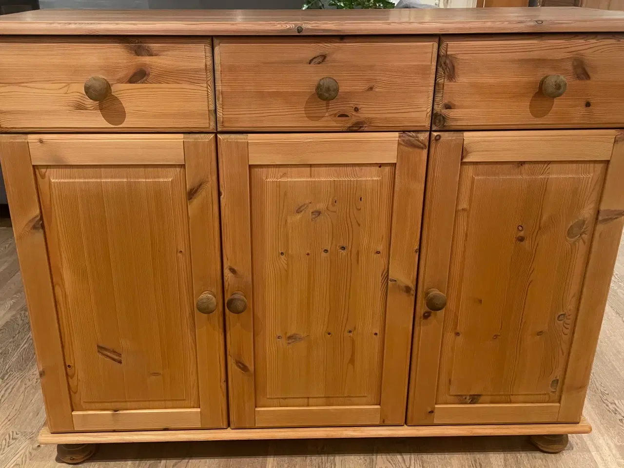 Billede 1 - Stor skænk med 3 låger, 3 hylder og 3 skuffer