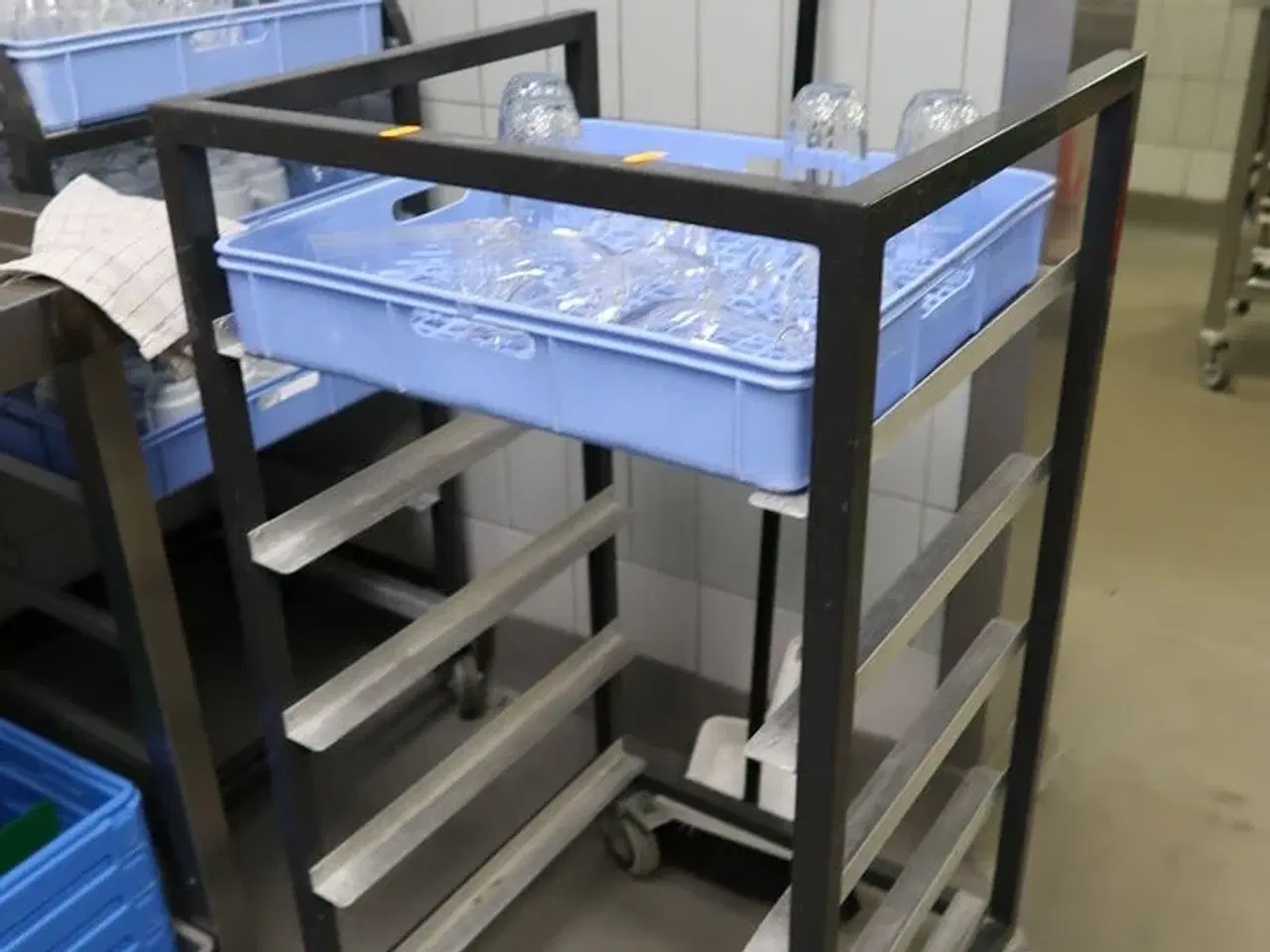 Billede 2 - 2 stk. stikvogne med opvaskebakker og div. Glas