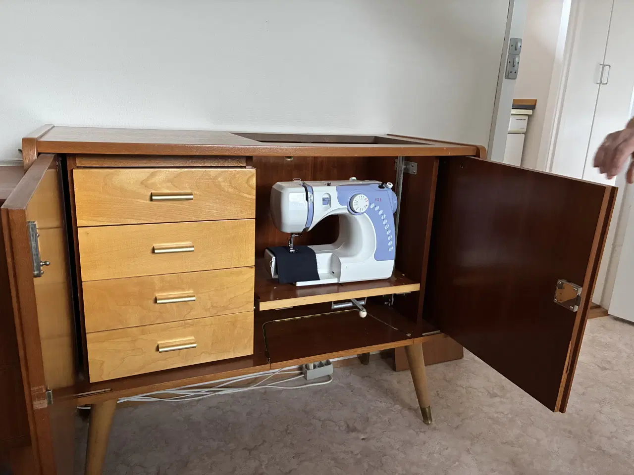 Billede 5 - Teak lille skab