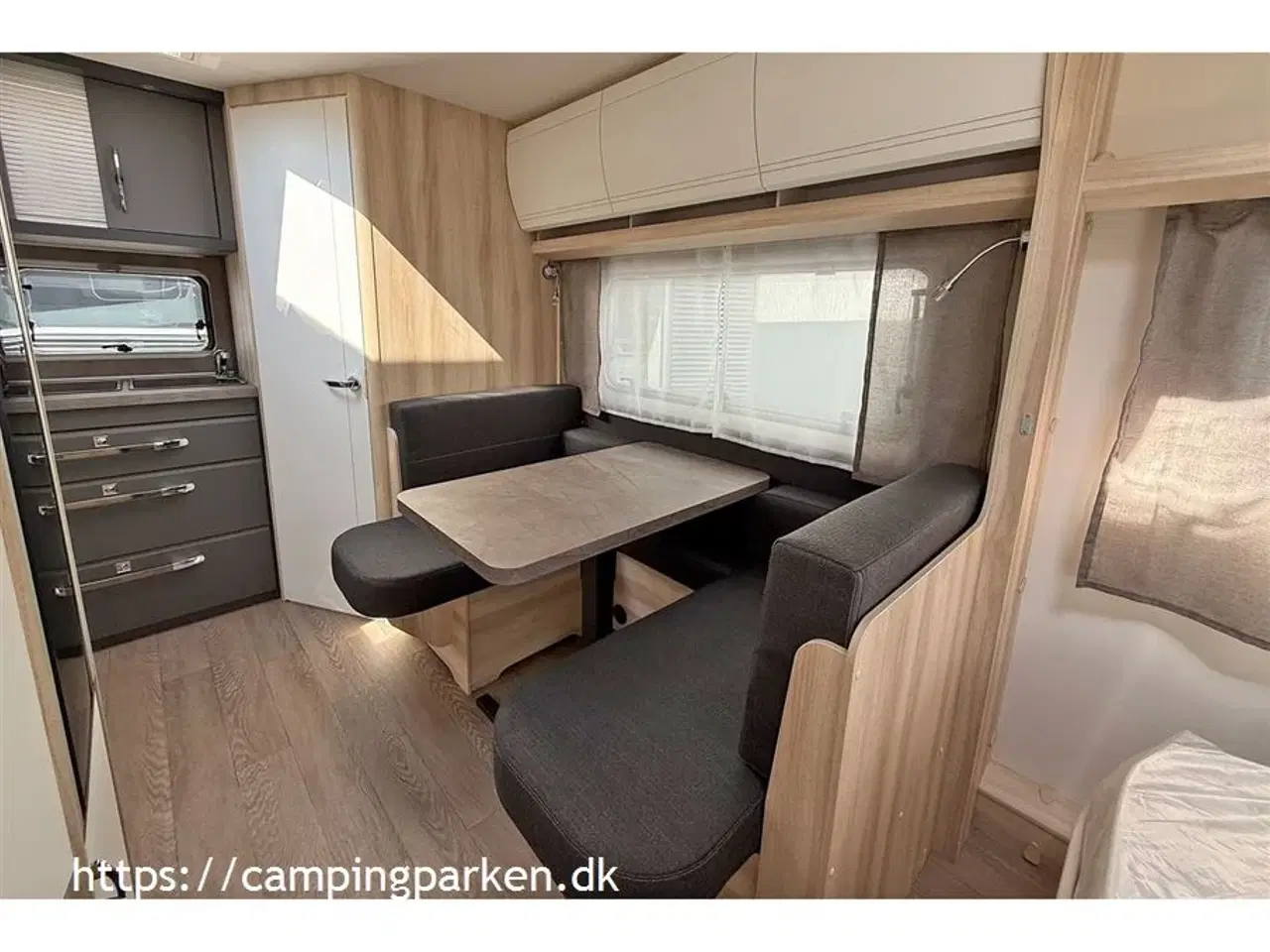 Billede 3 - 2025 - Hobby De Luxe 460 SFf   Smart Hobby De Luxe 460 SFf 2025-model med queens bed og endekøkken