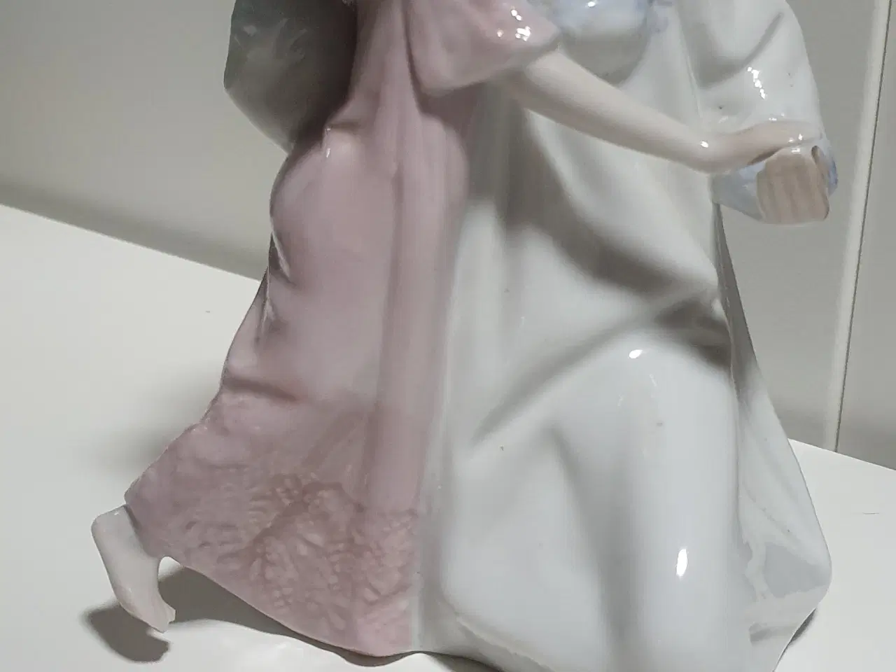 Billede 1 - Porcelænsfigur - Mor med sit barn