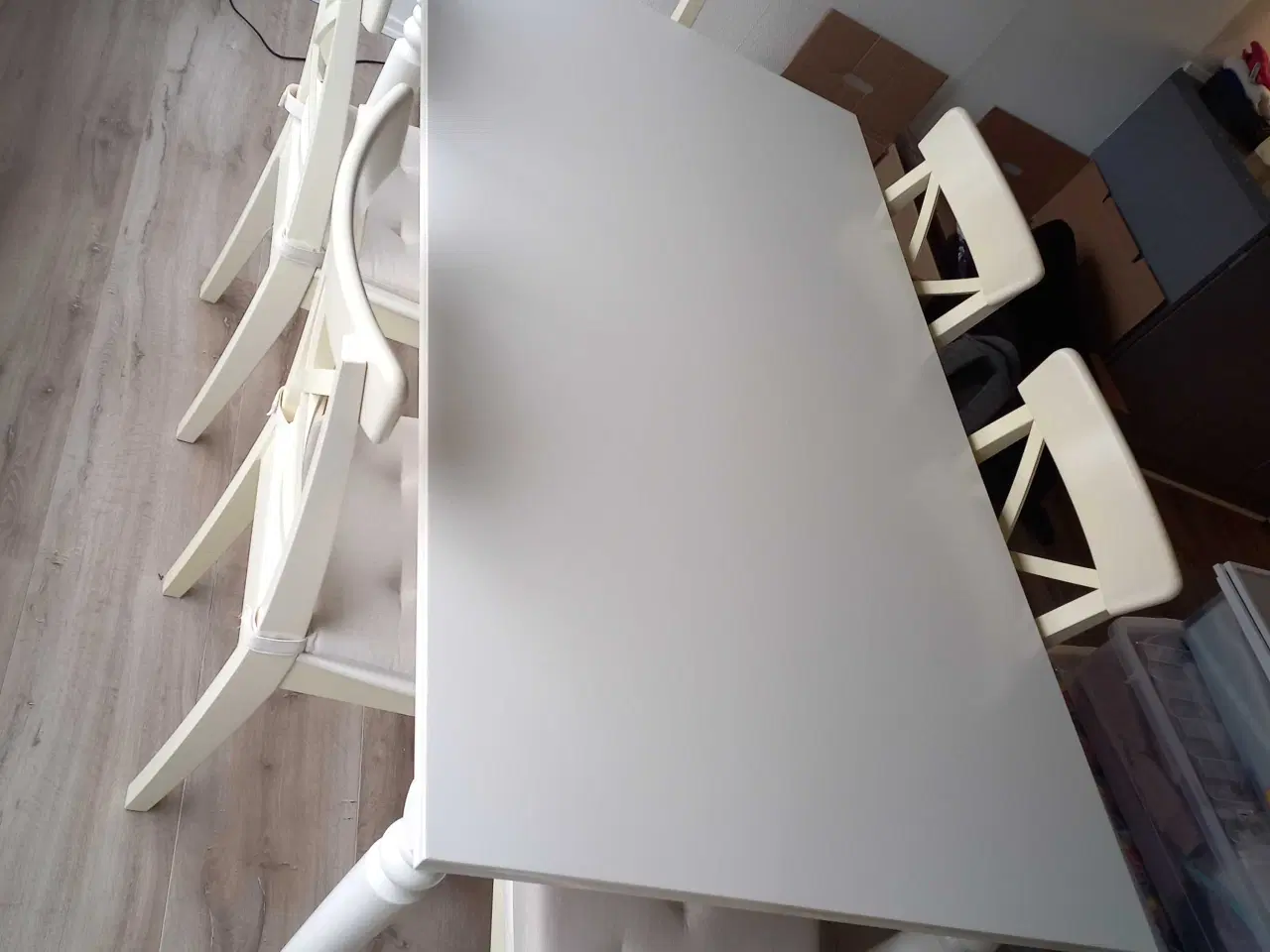 Billede 3 - Hvidt Spisebord med en tillægsplade 