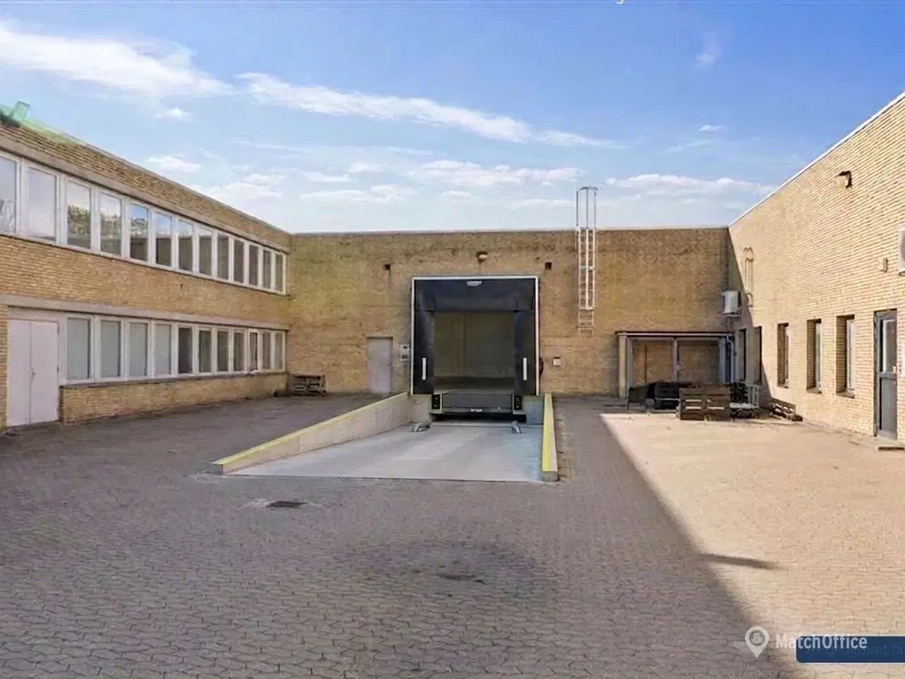 Billede 2 - 1.629 m² logistikejendom med last mile-placering og nyinstalleret rampe i Hvidovre