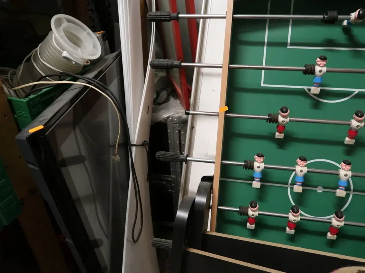 Billede 5 - Div. Stole, bordfodboldbord, fjernsyn, whiteboard m.m.