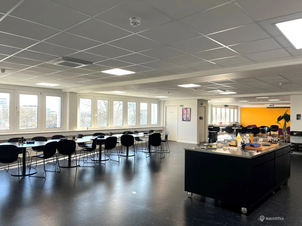 Billede 13 - Stor lager m. vareelevator og istandsat kontor med klimaanlæg