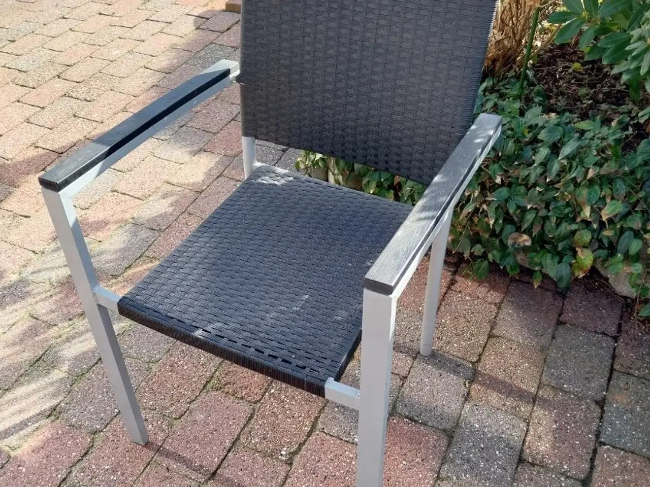 Billede 2 - Velholdt havemøbelsæt i sort og alu. 
