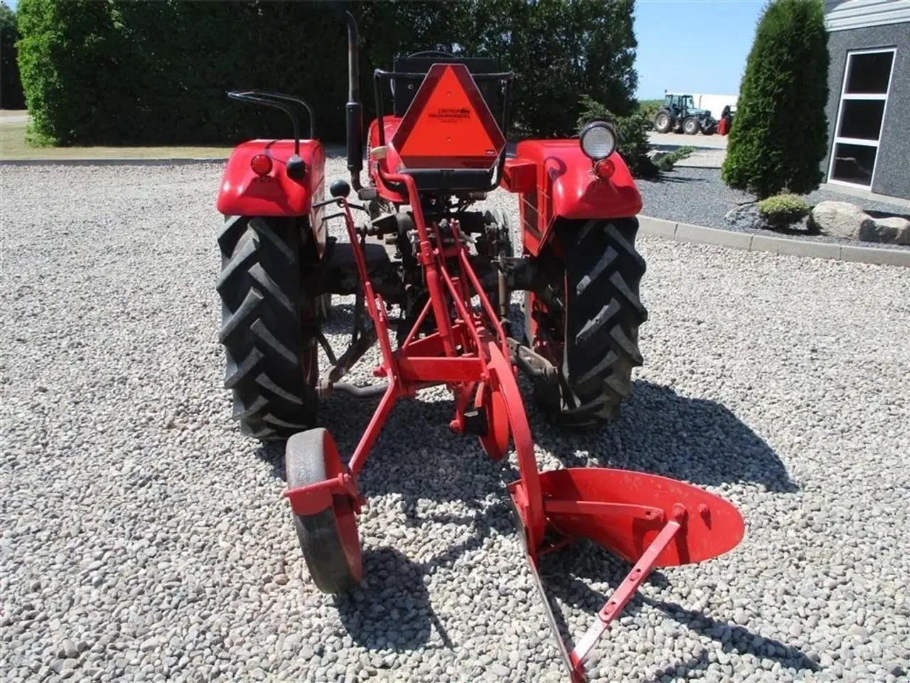 Billede 4 - - - - Komplet sæt med traktor og Plov. Güldner 17 HK traktor og 1furet Langeskov plov. Prisen for sættet komplet.