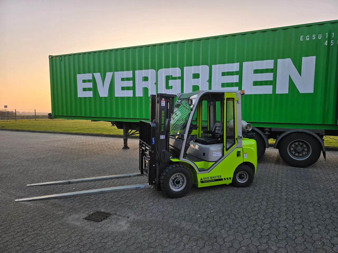 Billede 1 - 2,5 Tons Gas truck / Benzintruck med kabine 