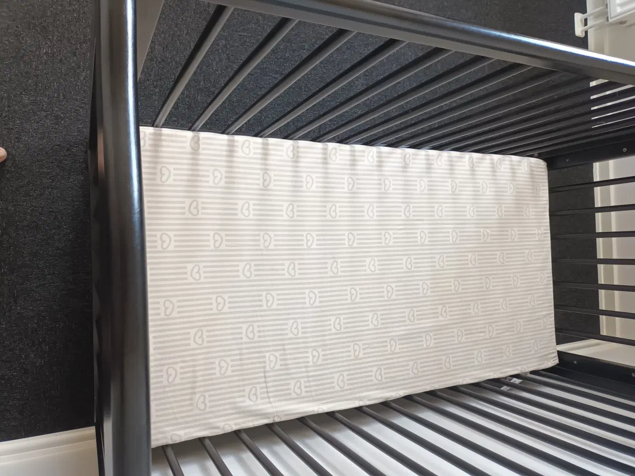 Billede 3 - Tremmeseng med Madras i god kvalitet.