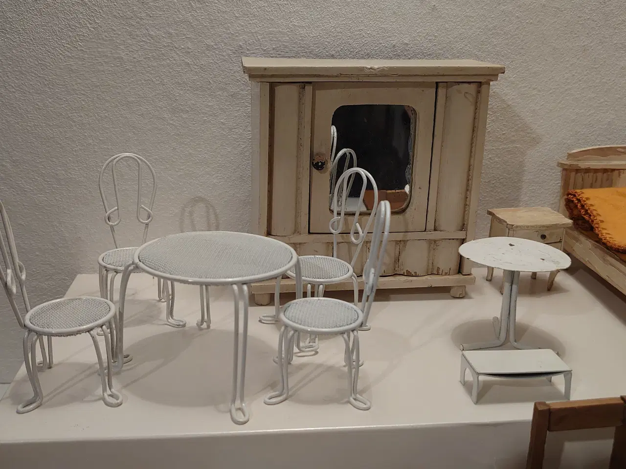 Billede 2 - 29 dele dukkehusmøbler i træ og blik. Ca.1930-40.