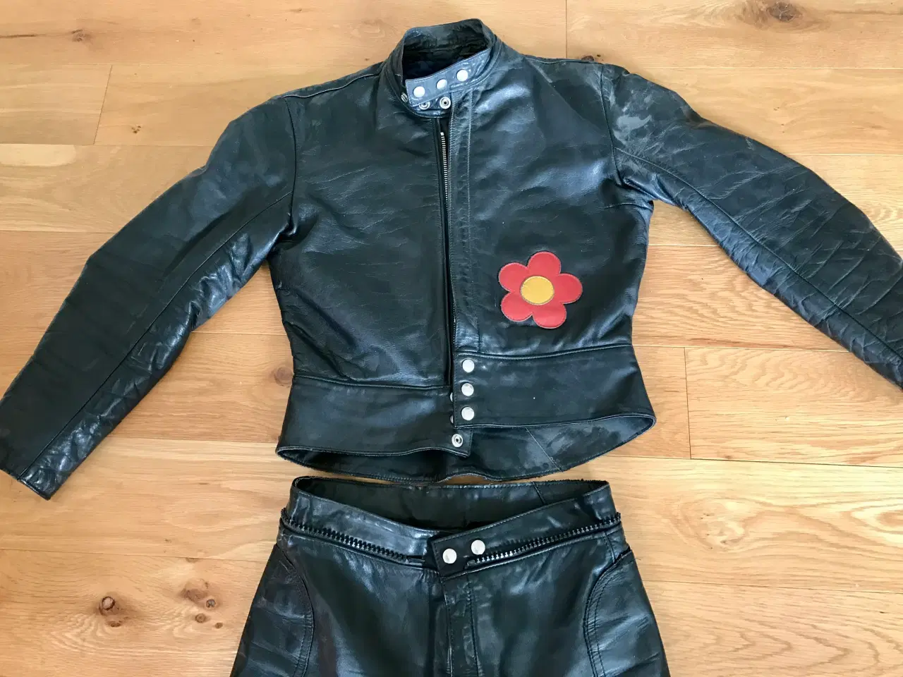 Billede 3 - Lækker velholdt læderdragt.