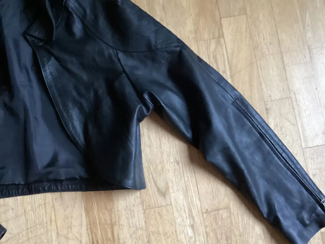 Billede 4 - Sort læder jakke / bolero fra Nör