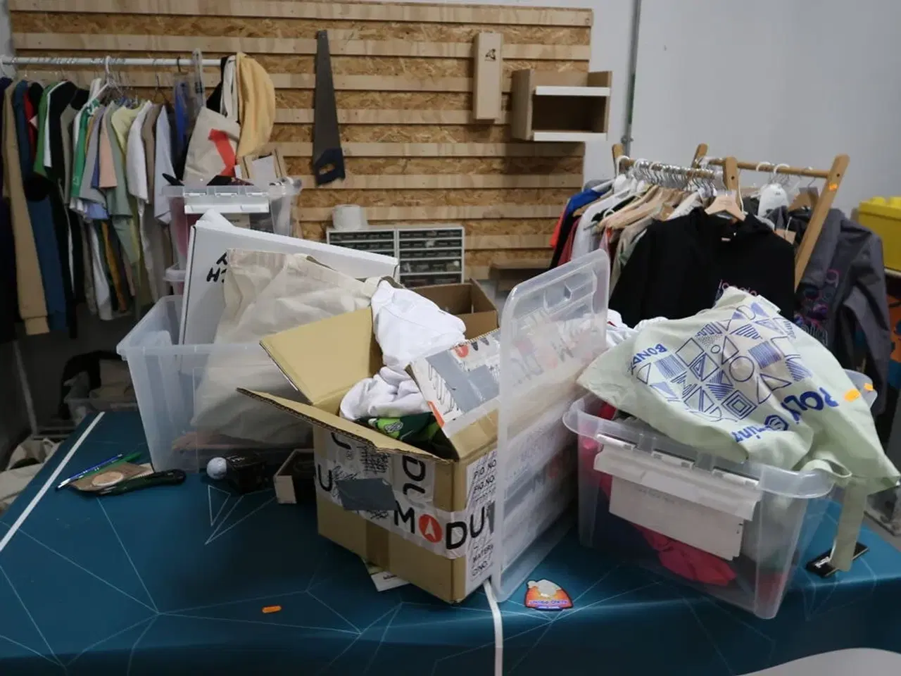 Billede 3 - Stole, borde, tøjstativer med div. Tøj m.m.