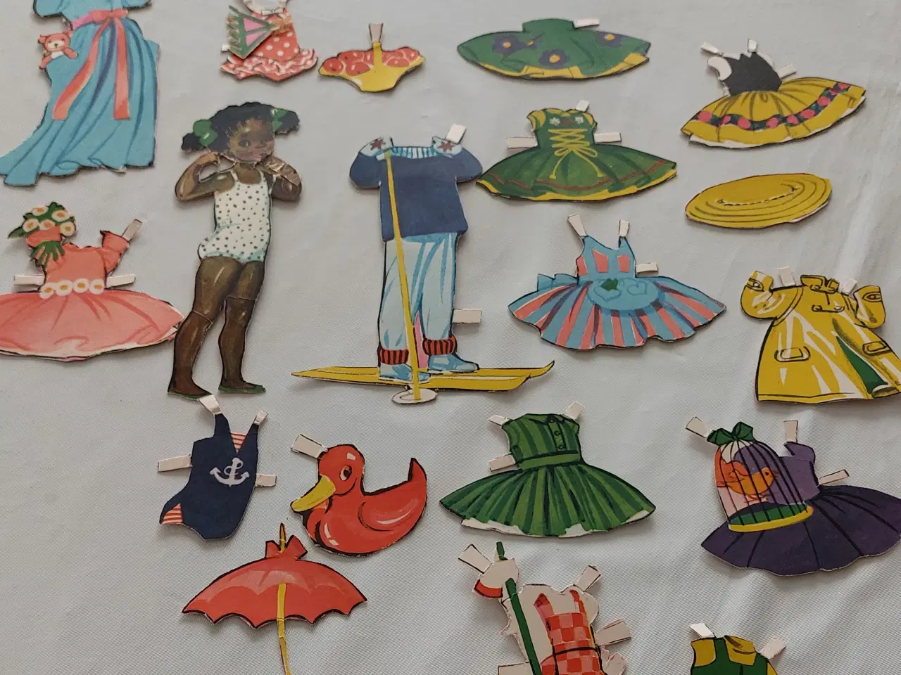 Billede 2 - Gamle påklædningsdukker
