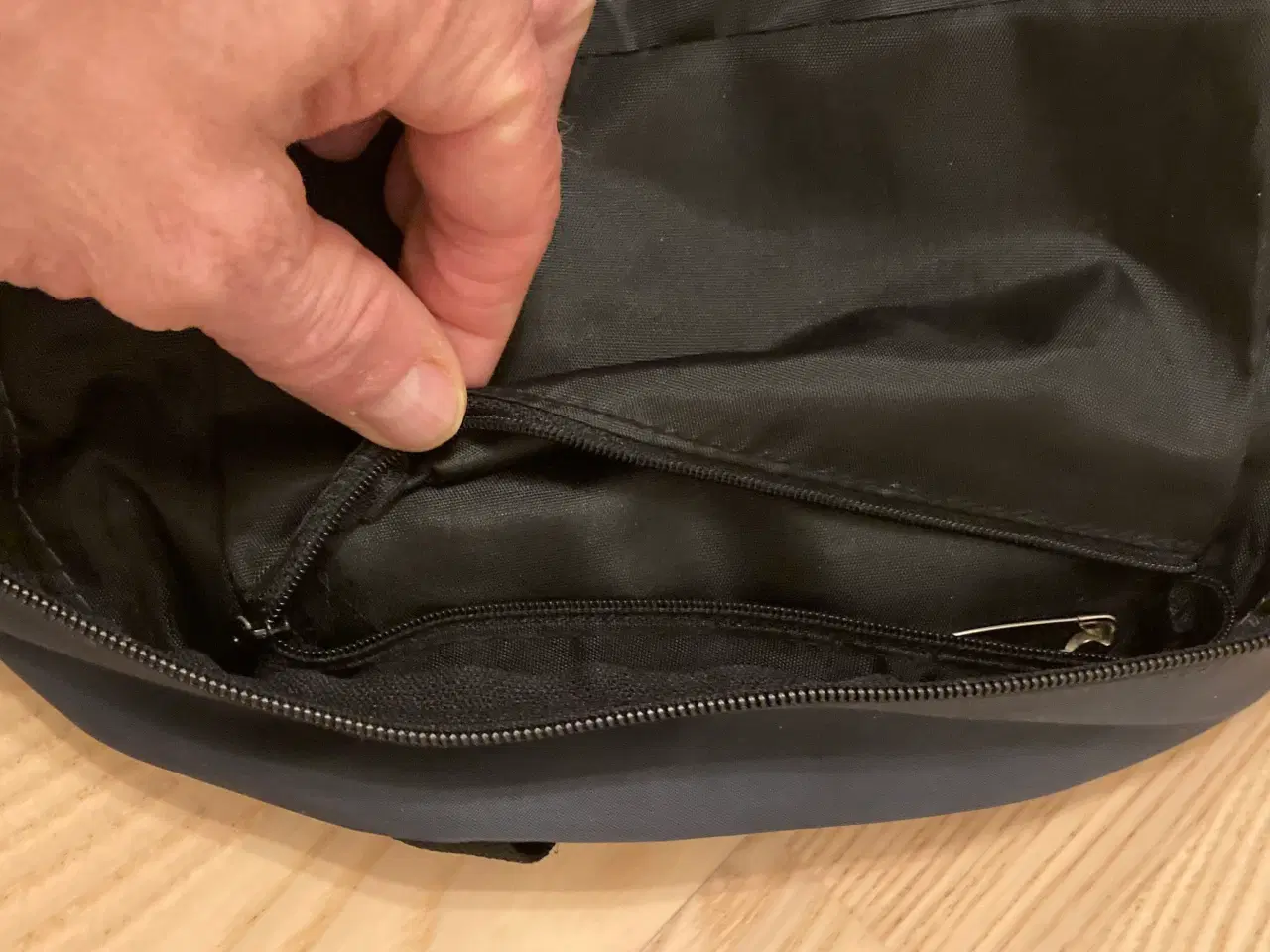 Billede 4 - Fin mørkeblå nylon rygsæk