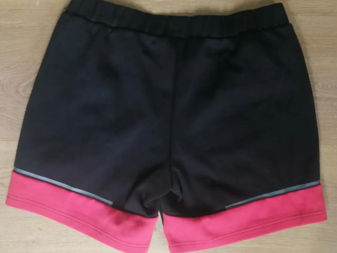 Billede 2 - A.C. MILAN KRAFTIG JERSEY SHORTS, STR. M, SOM NYE