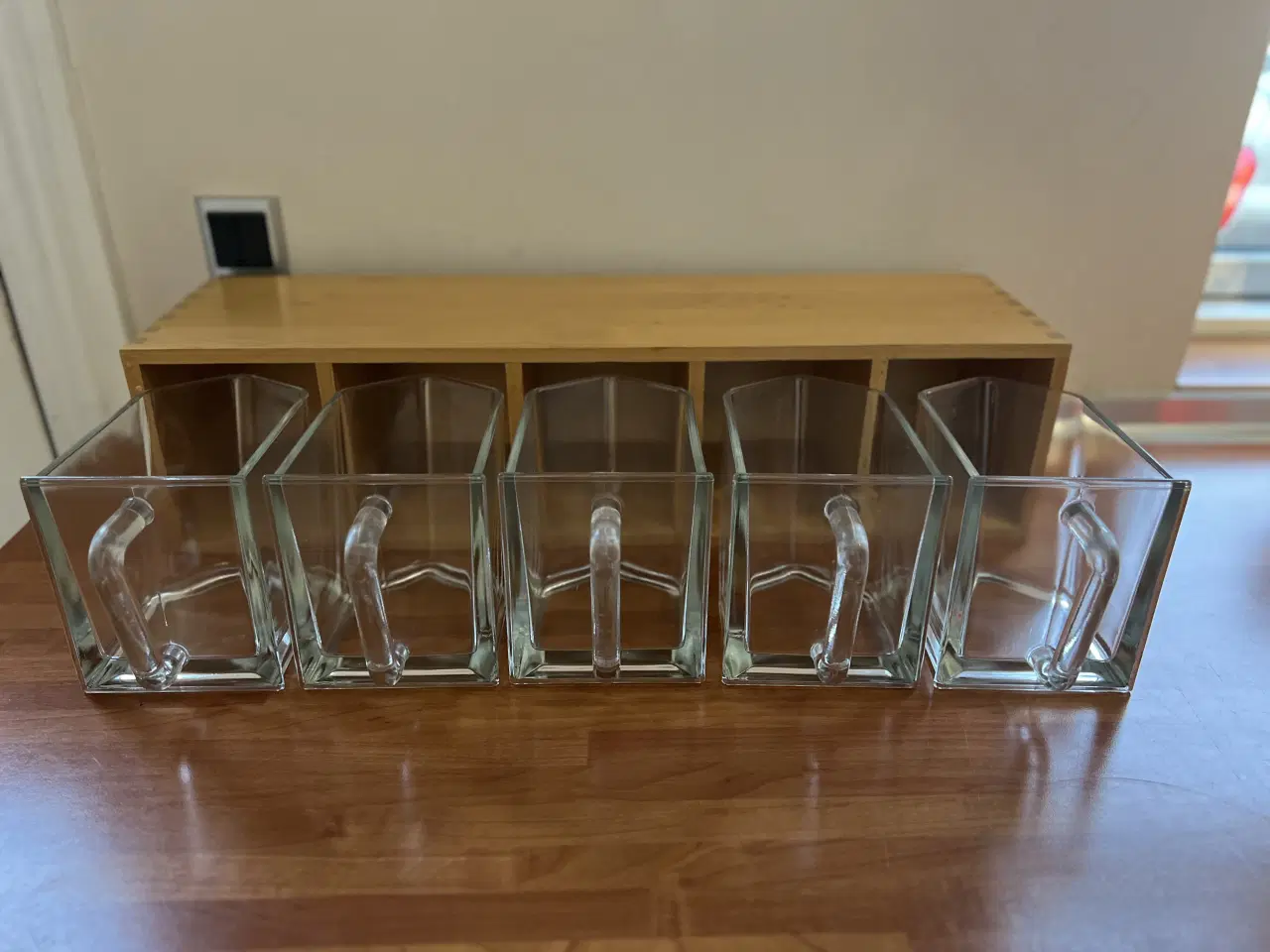 Billede 2 - Flot retro hylde med glas skuffer