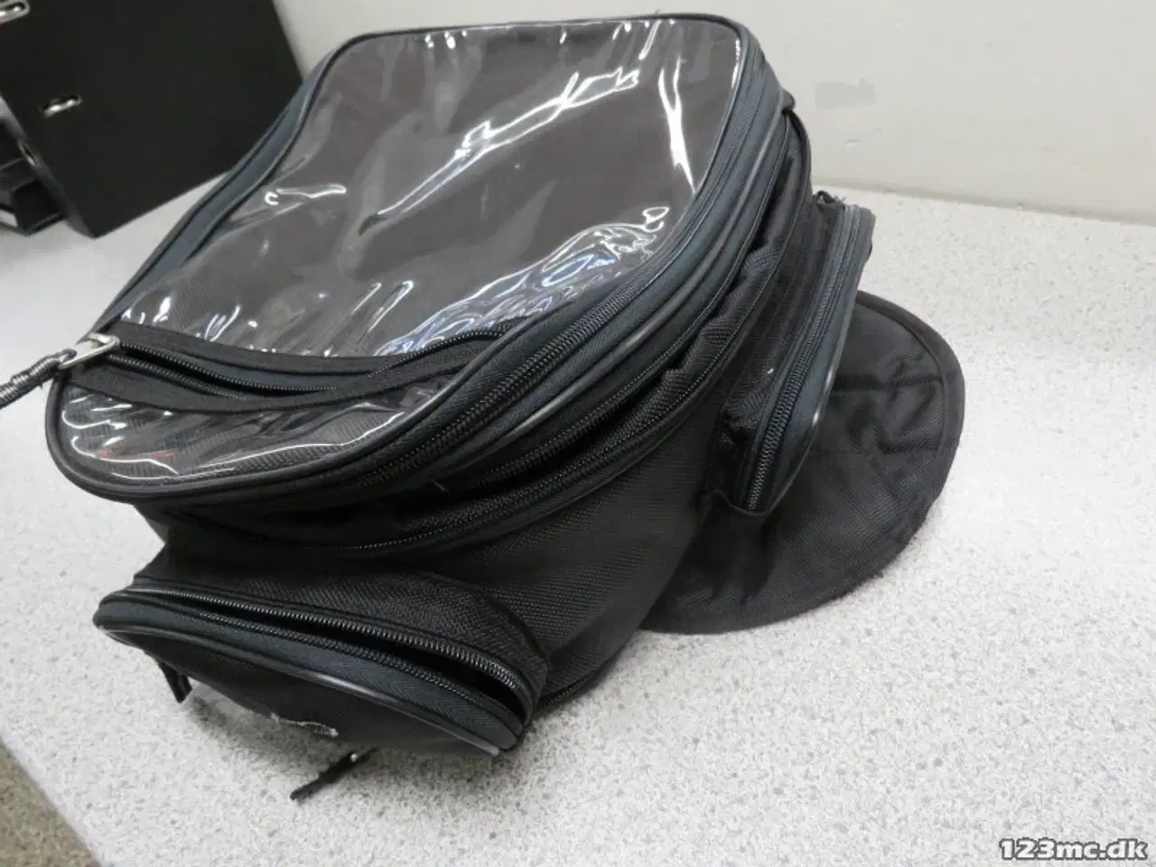 Billede 1 - Tanktaske med mange lommer, magneter og regnslag.