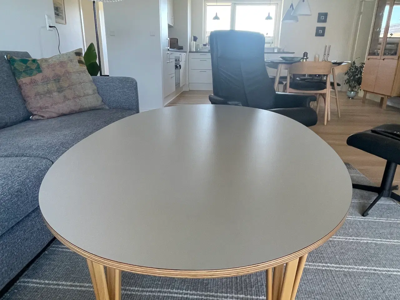 Billede 1 - Sofabord lys grå laminat