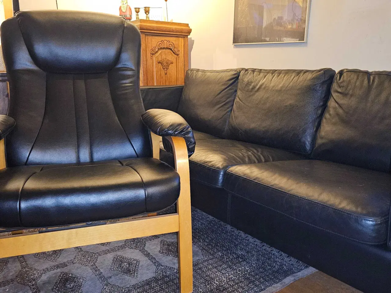 Billede 10 - 3-personers sofa + lænestol i sort kunstlæder