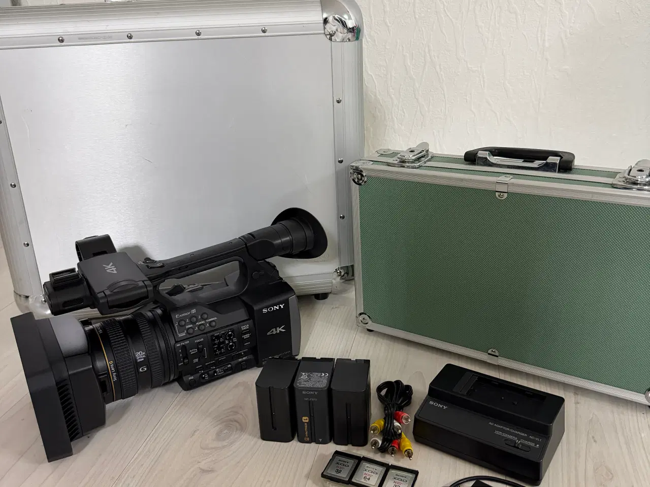 Billede 1 - Sony FDR-AX1 4K Camcorder – Kun 51 timer – Komplet