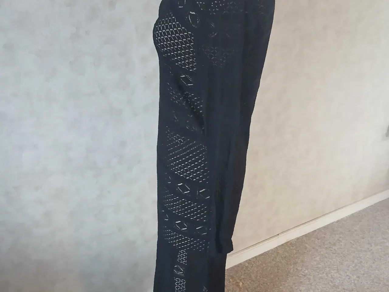 Billede 3 - Frakment sort kjole, størrelse S/M