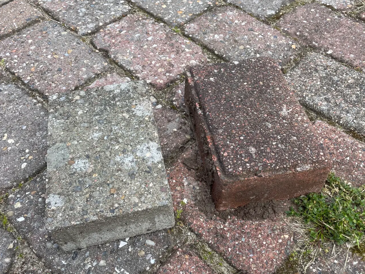 Billede 1 - Gratis fliser (Hjertingsten/Herregårdsten)