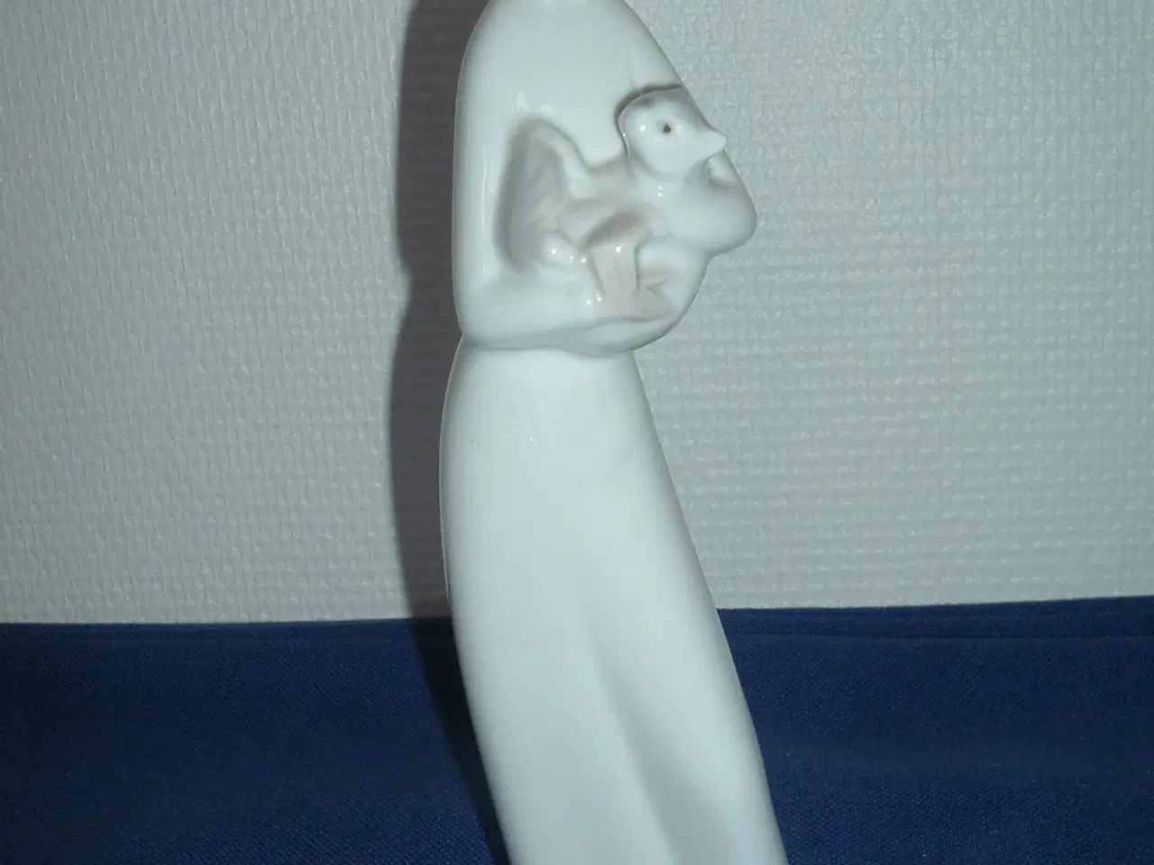 Billede 2 - Figur. Dame med kat. Porcelænsfigur