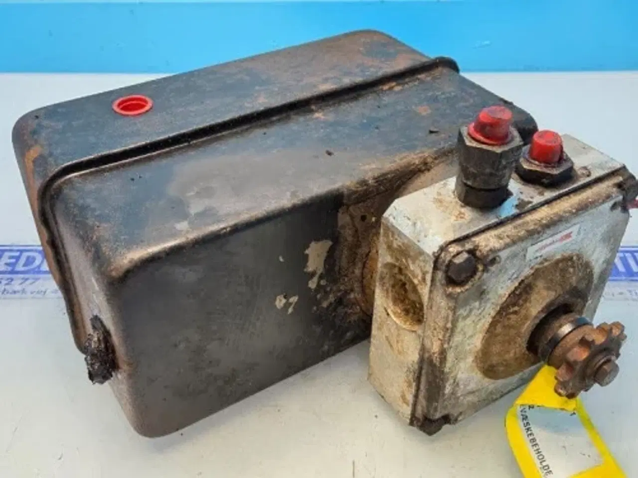 Billede 6 - New Holland BB920 Bremsevæskebeholder 84023034