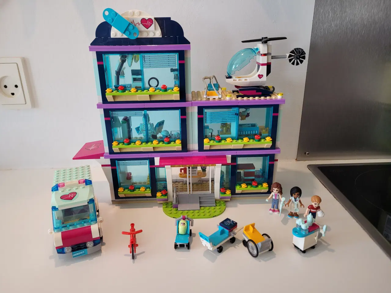 Billede 1 - Lego Friends, 41318 - Heartlake hospital