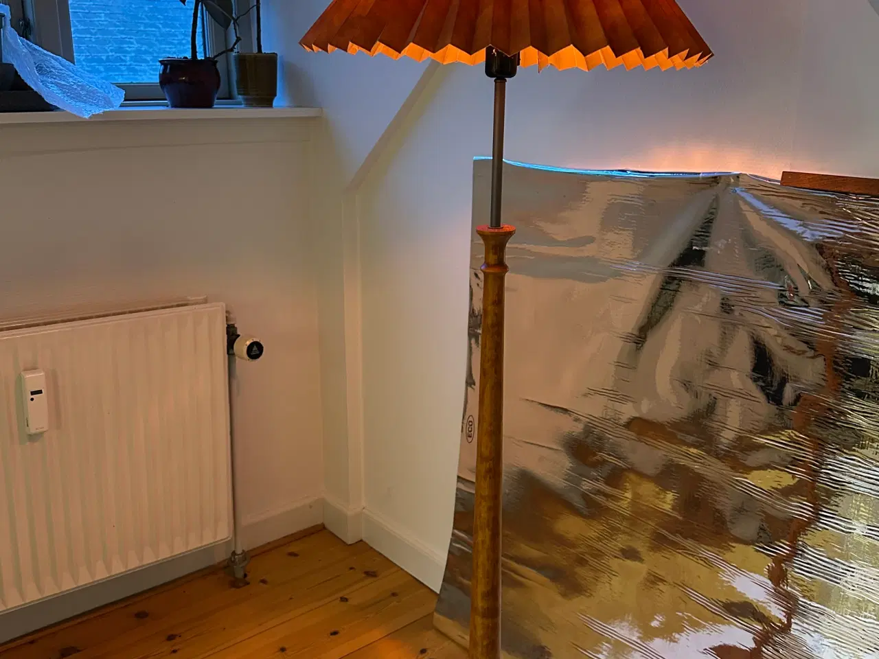 Billede 5 - Gulvlampe fra 1960'erne med orange plisseret skærm