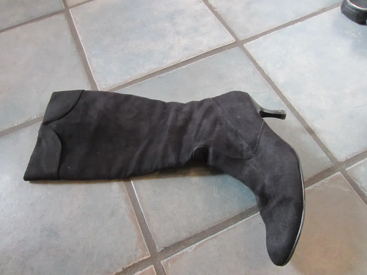 Billede 4 - Sorte lange støvler i str. 37