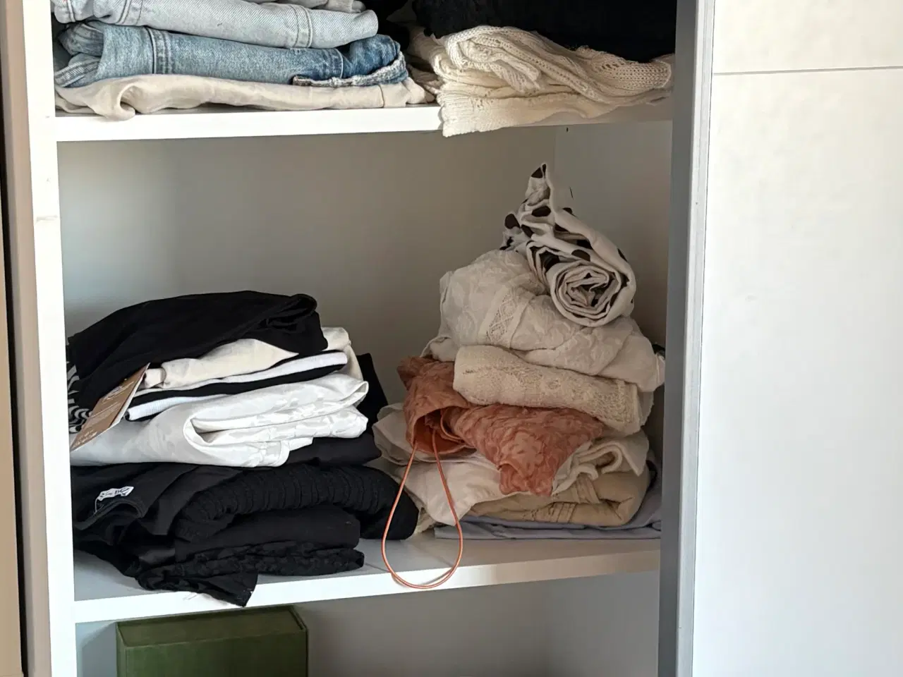 Billede 3 - Hvidt Garderobeskab med skydelåger