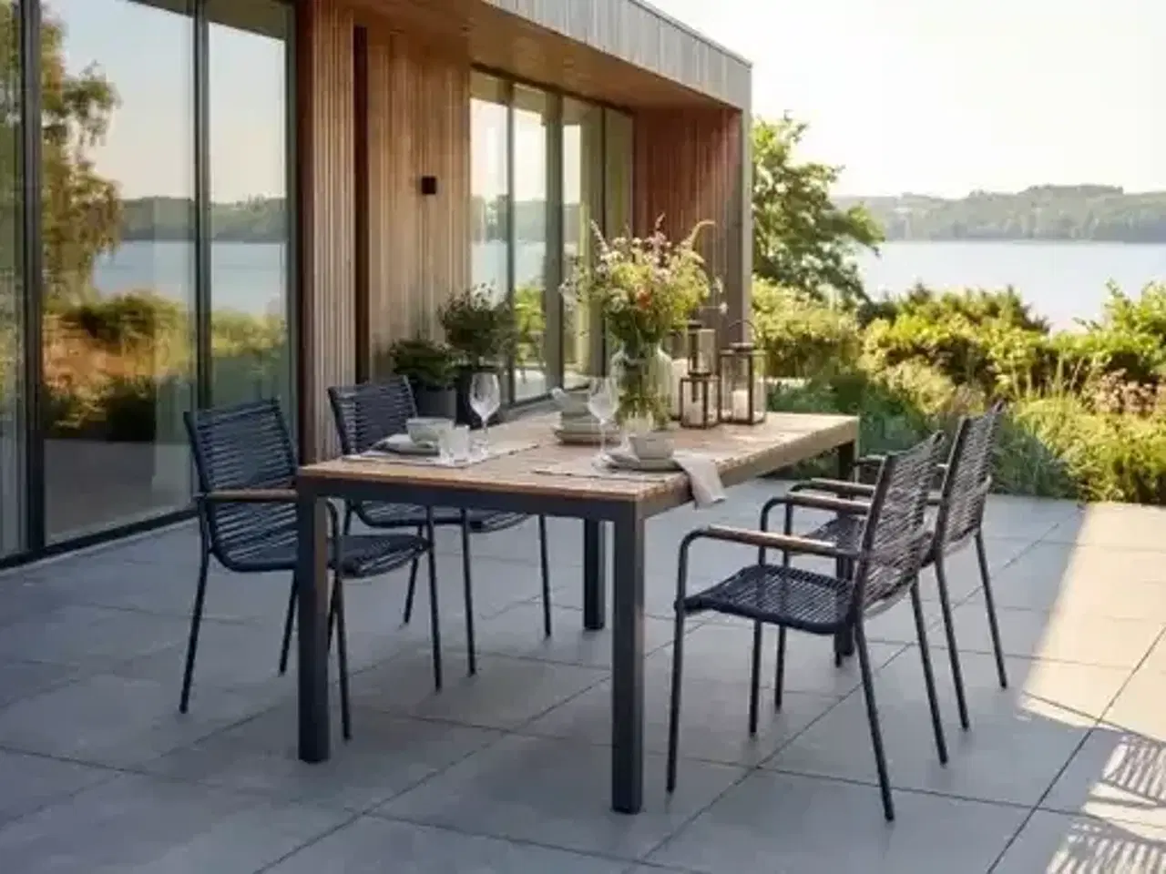 Billede 1 - Havemøbelsæt med teak bord og stole ( bord og 4 blå stole )