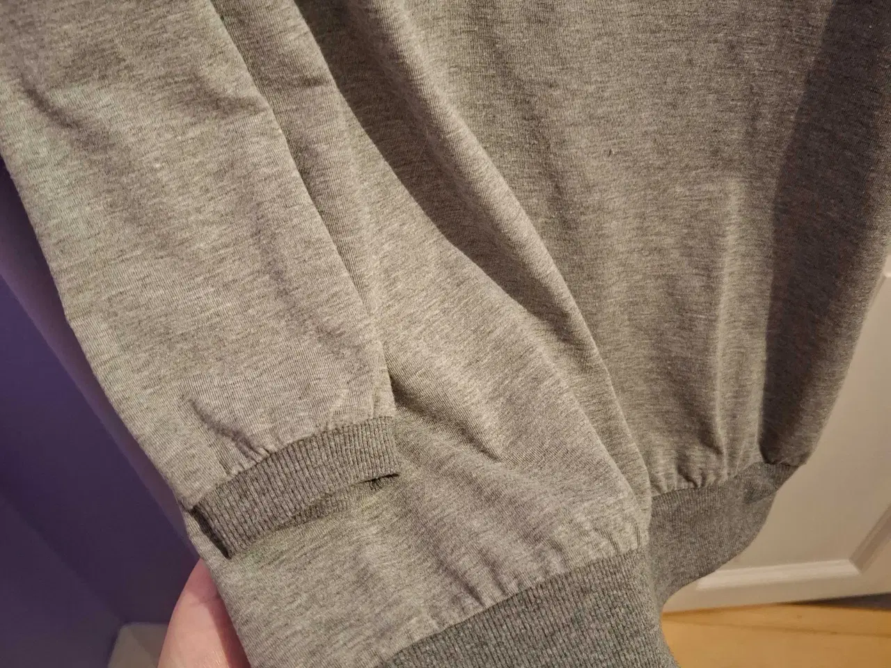 Billede 6 - Grå bluse fra Zizzi med dødningehoved 