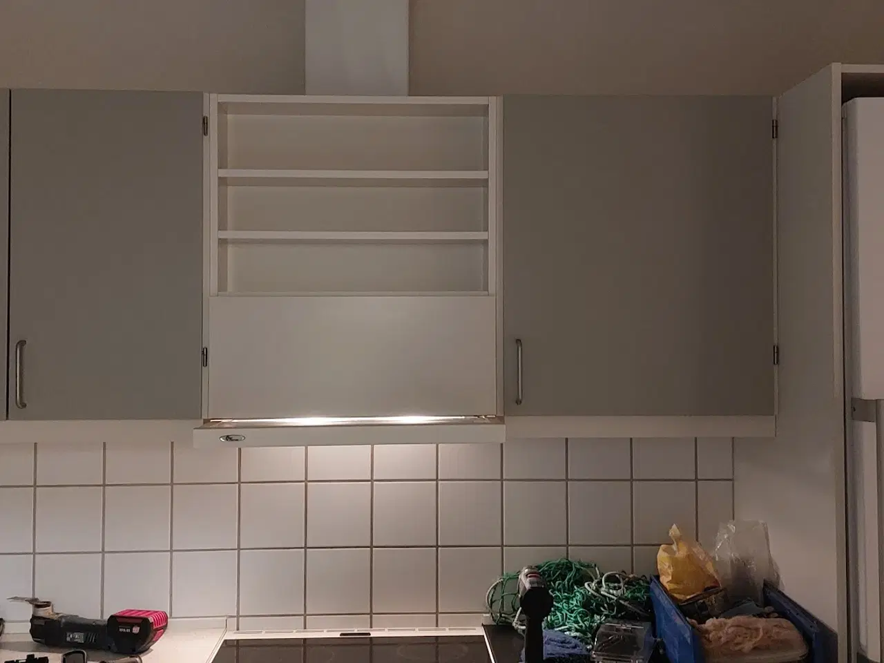 Billede 4 - Komplet køkken med komfur og emhætte