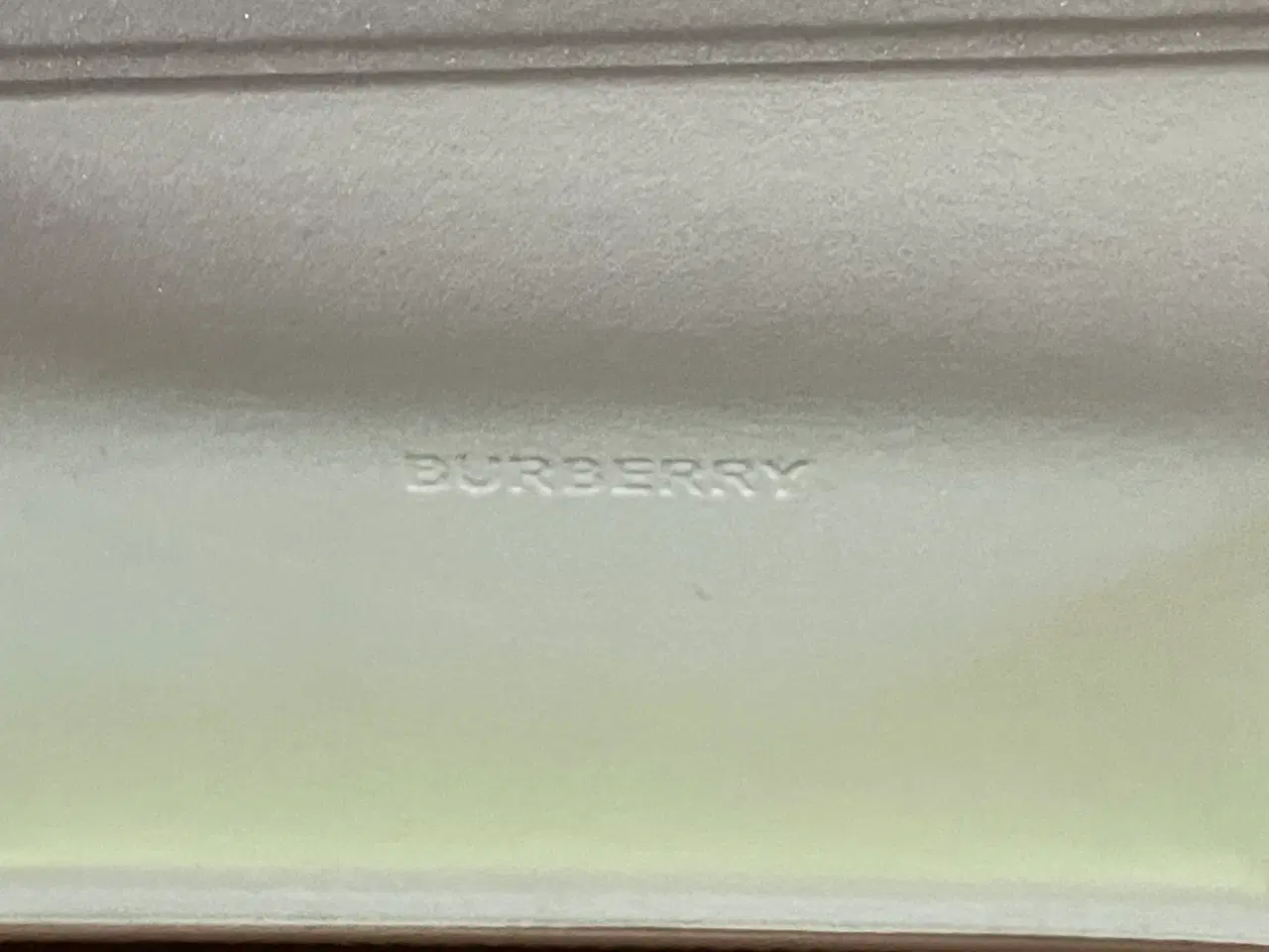 Billede 6 - Burberry solbrille & brille etui 2 stk