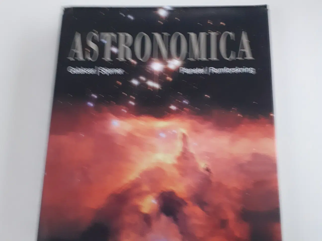 Billede 1 - Bog om rumforskning 