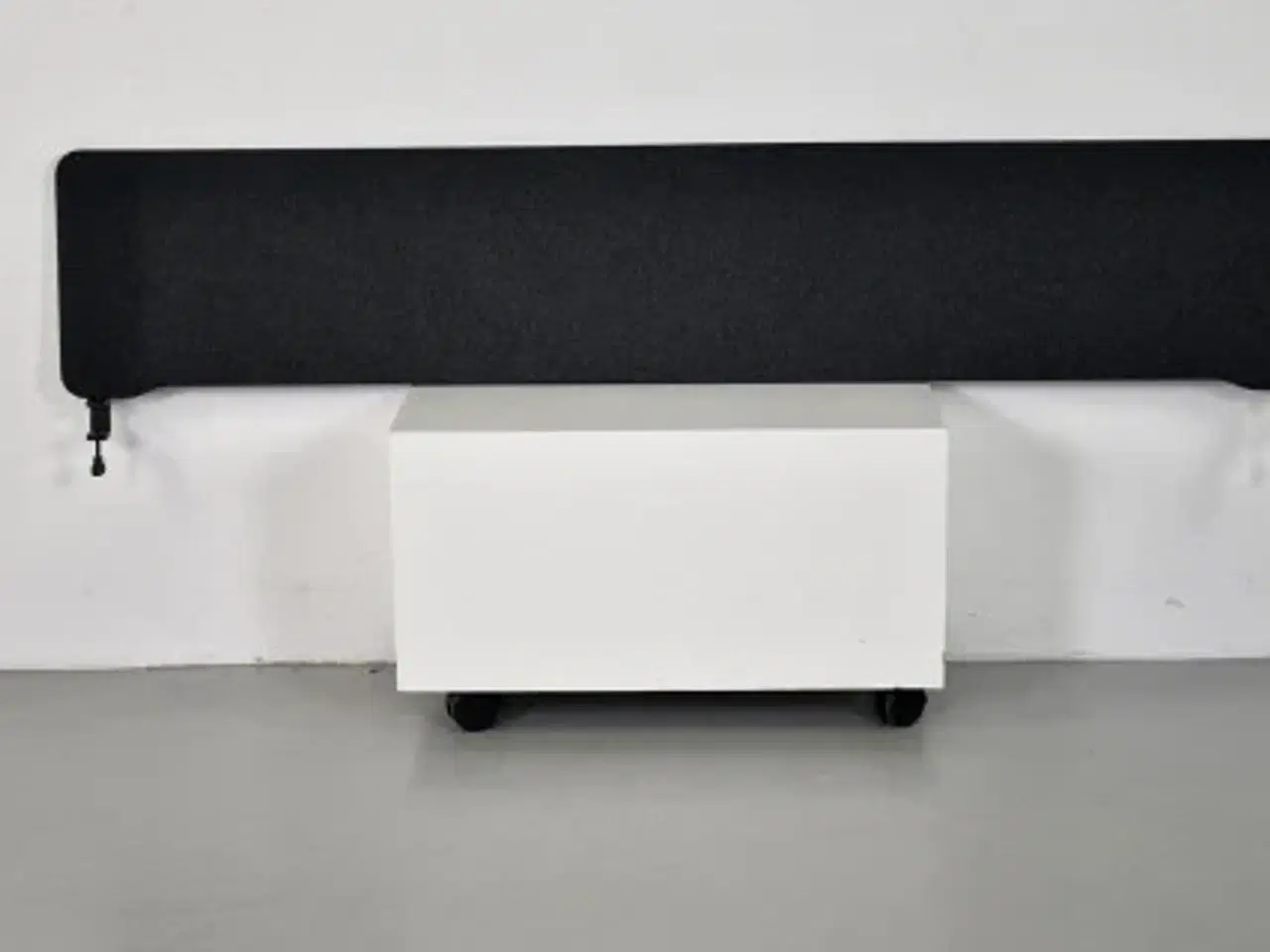 Billede 1 - Lintex edge bordskærm i mørkegrå, inkl. 2 sorte beslag