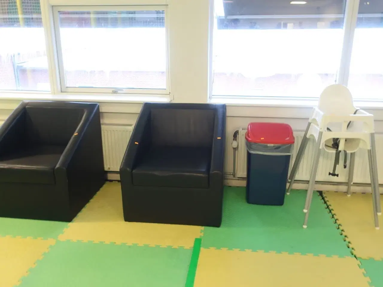 Billede 1 - 2 stk. lænestole, affaldsspand samt 2 stk. højstole