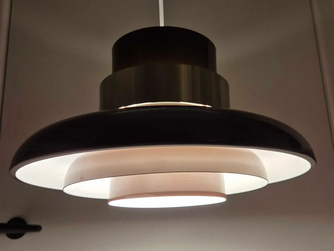 Billede 3 - Chokoladebrun retrolampe med guldfarvet ring