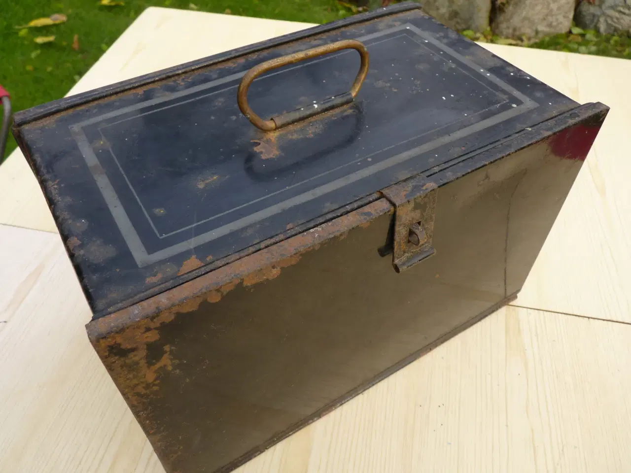 Billede 2 - Smørrebrøds-kasse af malet metal, retro.