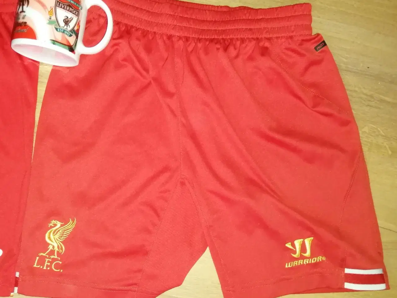 Billede 2 - 2 PAR LIVERPOOL F.C. SHORTS OG FAN KRUS
