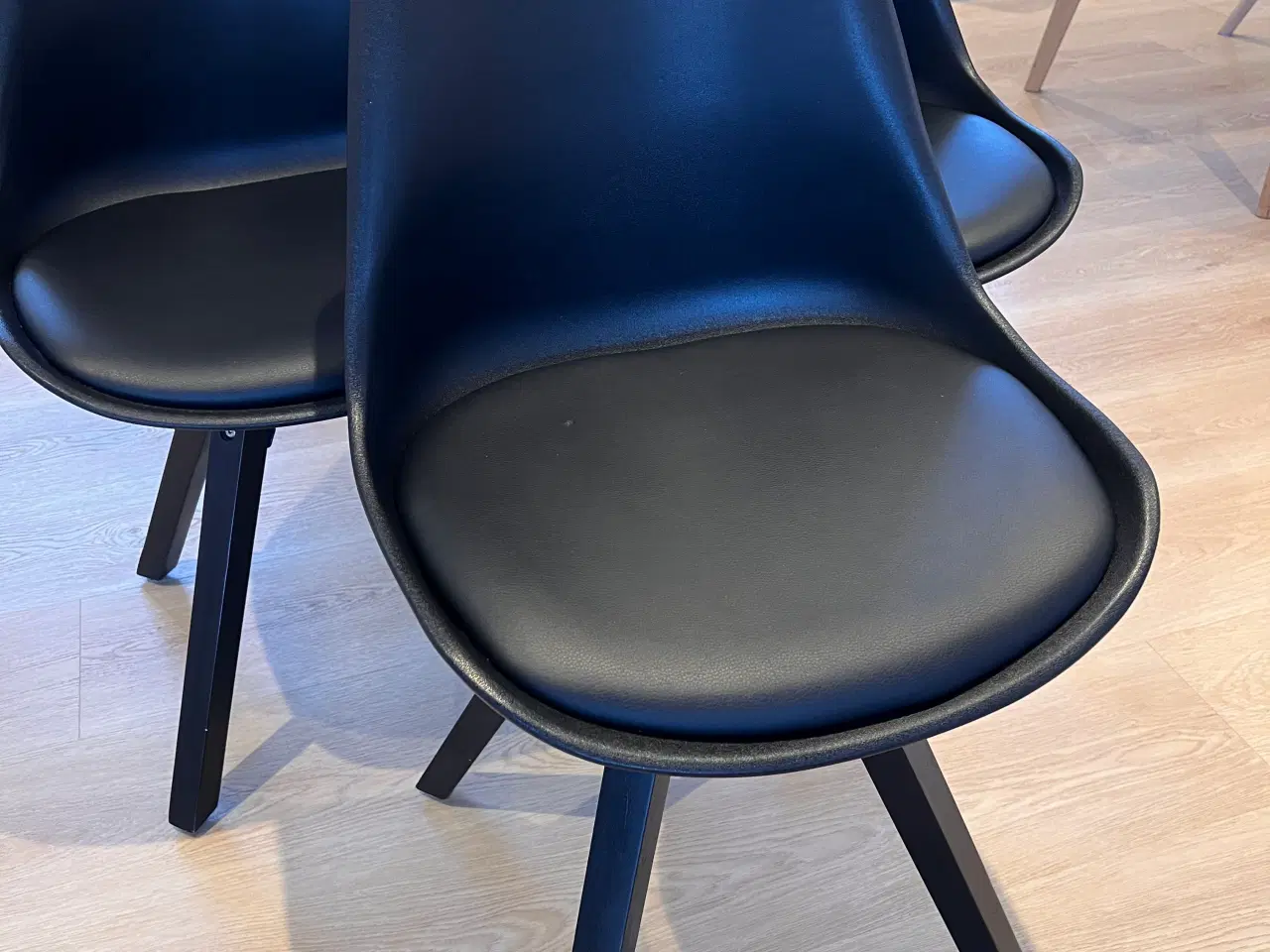 Billede 2 - Spisebordsstole i sort plast